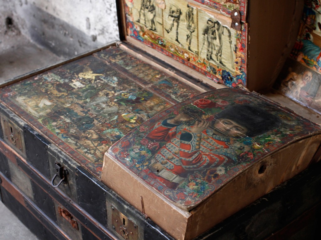 The interior of the SS KENSINGTON travel trunk