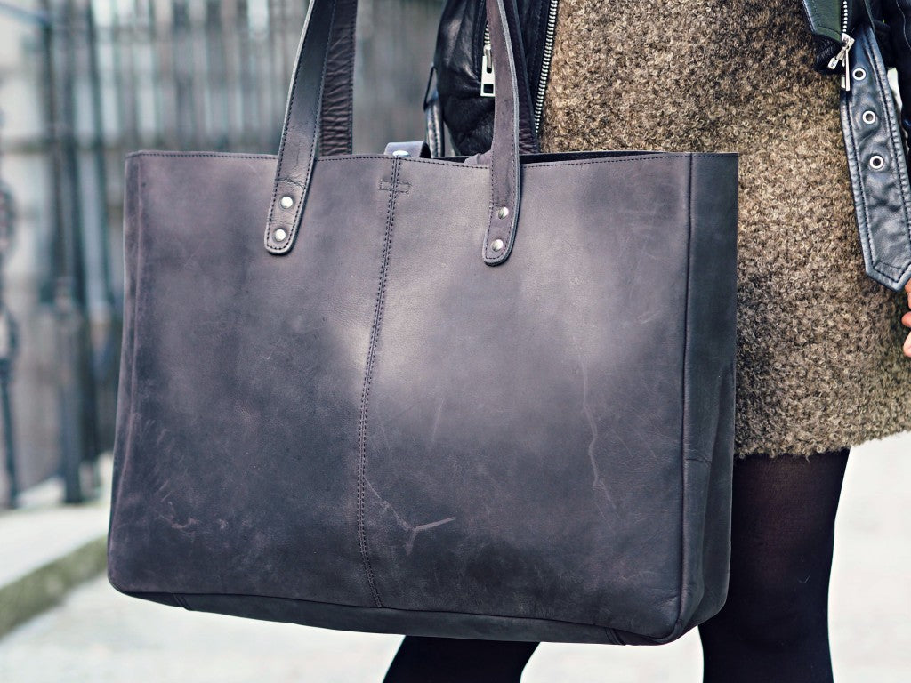 Just look at that gorgeous leather! Find our Black Leather Shopper Tote here https://www.scaramangashop.co.uk/item/8026/90/Shopper-Bags/Black-Leather-Shopper-Tote-Bag.html