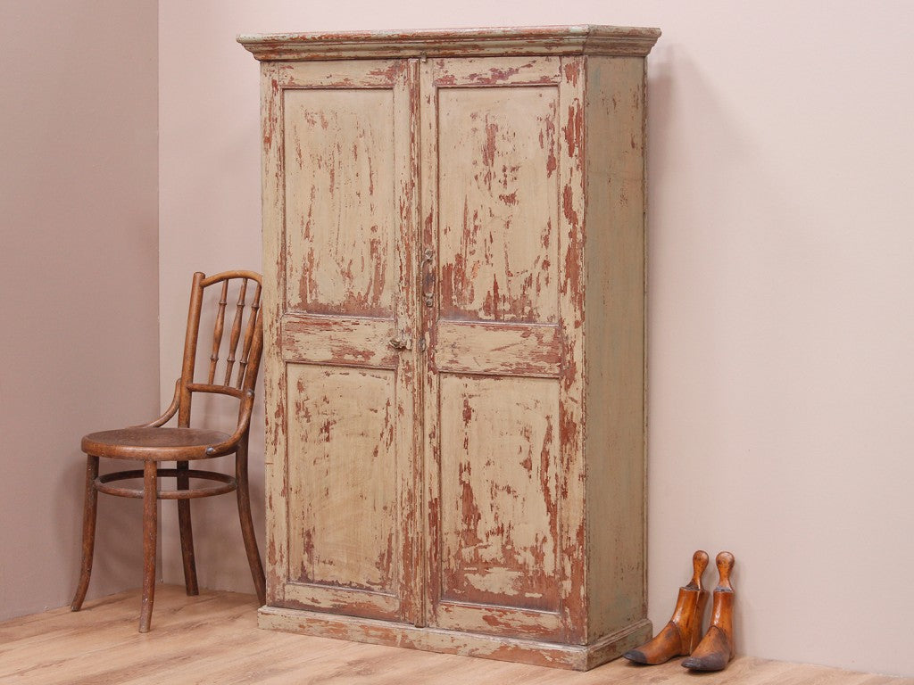 A simple Scandi style wardrobe